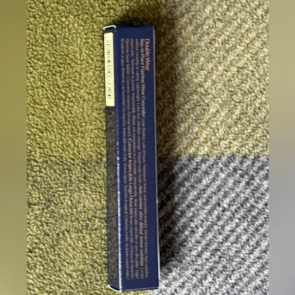 Estée Lauder Double Wear Stay-in-Place Flawless Wear Concealer: Light (Cool) 1C - Picture 4 of 14